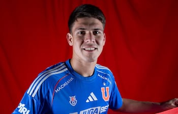 El volante paraguayo, Lucas Ramón Romero Gómez (23 años), durante su presentación en la Universidad de Chile, uno de los grandes del fútbol trasandino.