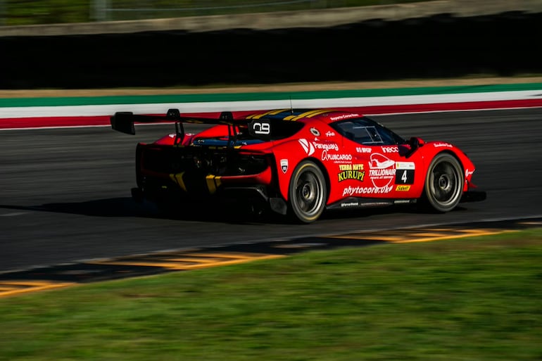 Imponente el Ferrari 296 Challenge de Óscar Bittar y Pablo Benítes, preparado en los talleres del equipo Reparto Corse Ram.