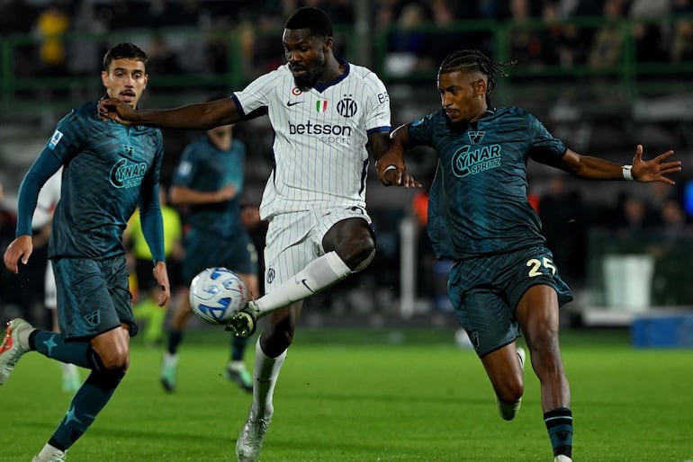 El delantero francés del Inter de Milán, Marcus Thuram, lucha por el balón con el defensa marroquí Redouane Halhal durante el partido de fútbol de la Serie A italiana entre el Venezia y el Inter de Milán en el Estadio Pier Luigi Penzo.