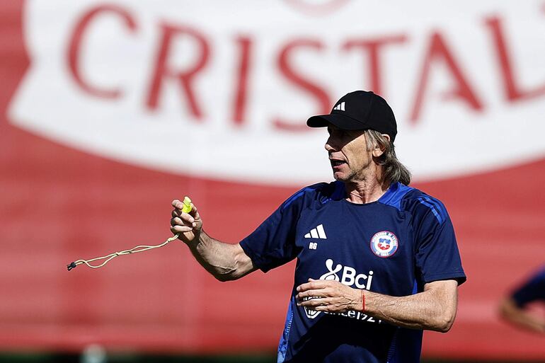El entrenador de la selección chilena de fútbol, Ricardo Gareca, durante un entrenamiento en el complejo deportivo Juan Pinto Durán este miércoles, en Santiago (Chile).
