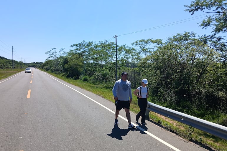 Primeros peregrinos ya caminan hacia Itapé para cumplir promesas a la Virgen del Paso