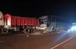 Un bus impactó contra la parte trasera de un tractocamión sobre la ruta PY05 en Cerro Corá.