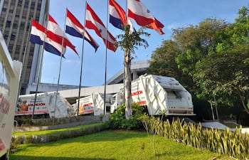 Unos 12 camiones recolectores fueron entregados de los 24 adquiridos.