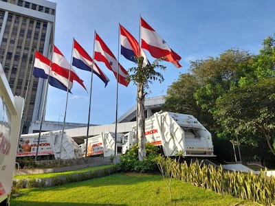 Unos 12 camiones recolectores fueron entregados de los 24 adquiridos.