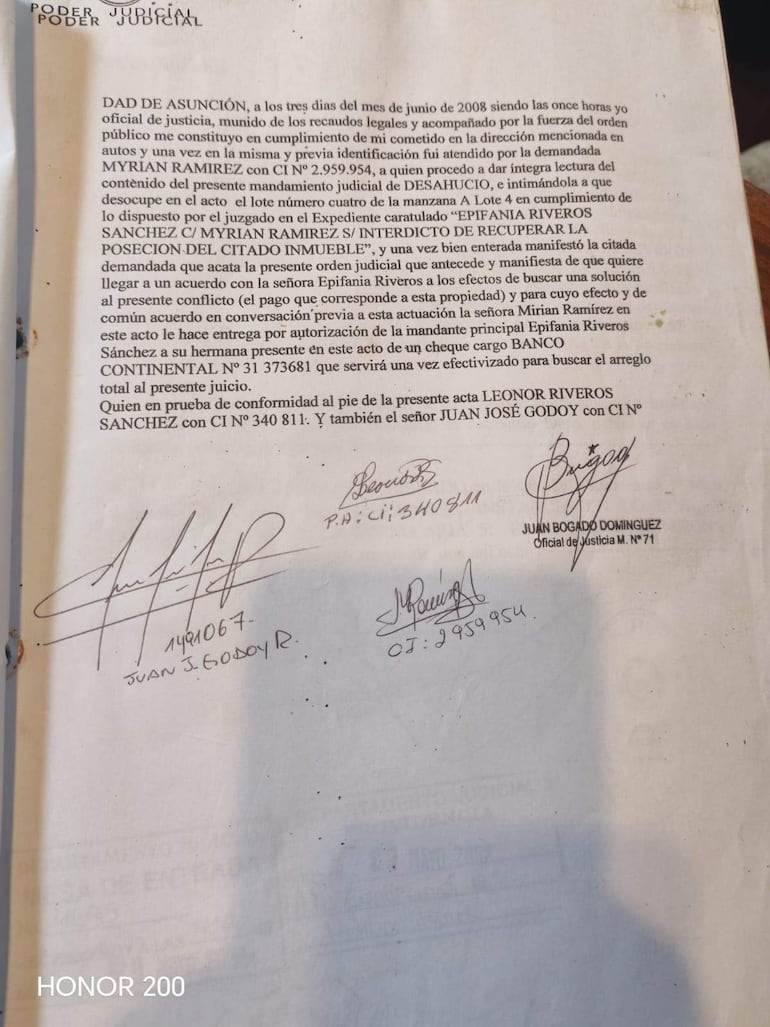 Documento legal sobre desalojo con nombres de demandantes y detalles judiciales visibles en texto.