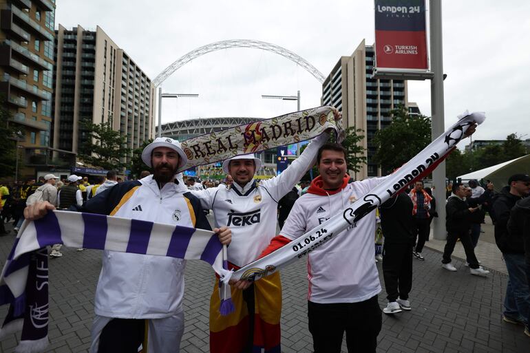Los aficionados en los alrededores del estadio de Wembley antes de la final de la Champions League entre el Borussia Dortmund y el Real Madrid en Londres.