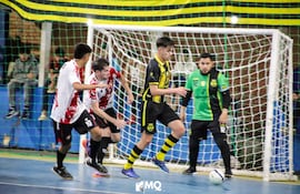 12 de Junio y Atenas en el torneo local, la Copa de Oro, en su último juego de esta semana. Ahora representarán a Paraguay, en el Sudamericano que se inicia este martes, en Sol de América.