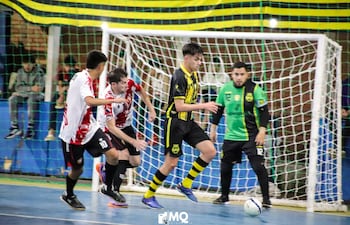 12 de Junio y Atenas en el torneo local, la Copa de Oro, en su último juego de esta semana. Ahora representarán a Paraguay, en el Sudamericano que se inicia este martes, en Sol de América.
