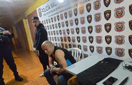 Los dos reos recapturados y las evidencias incautadas, en la Dirección de Policía Nacional en Alto Paraná.