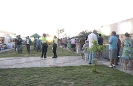 Una gran cantidad de personas en la feria de agricultura familiar en la Costanera Norte de Asunción, en la que se ofertarán cortes de carne a precios accesibles.