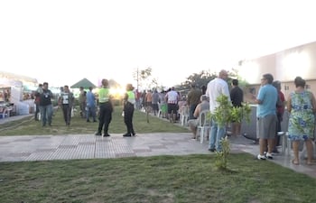 Una gran cantidad de personas en la feria de agricultura familiar en la Costanera Norte de Asunción, en la que se ofertarán cortes de carne a precios accesibles.