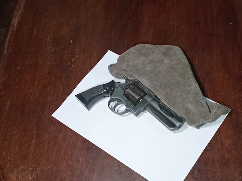 El arma incautada durante el procedimiento.