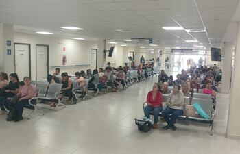 A diario, el Hospital General de Coronel Oviedo recibe unos 1.500 pacientes, una demanda que supera su capacidad operativa.