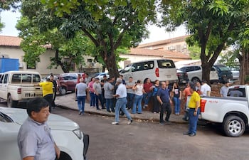 Choferes del Ministerio de Salud se manifestaron esta mañana en la sede, sobre la calle Brasil.