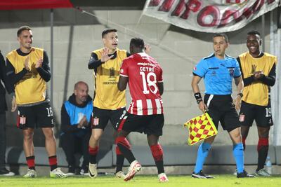 Edwuin Cetre (c) de Estudiantes celebra un gol este martes, en un partido de la fase de grupos de la Copa Libertadores entre Estudiantes y The Strongest en el estadio Jorge Luis Hirschi en La Plata (Argentina).