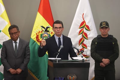 El presidente de Bolivia, Rodrigo Paz (c), habla junto al ministro de gobierno, Marco Antonio Oviedo (i), y el comandante Nacional general de la Policía, Mirco Sokol, durante una conferencia de prensa tras la captura de Sebastián Marset.