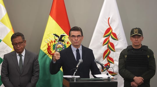 El presidente de Bolivia, Rodrigo Paz (c), habla junto al ministro de gobierno, Marco Antonio Oviedo (i), y el comandante Nacional general de la Policía, Mirco Sokol, durante una conferencia de prensa tras la captura de Sebastián Marset.