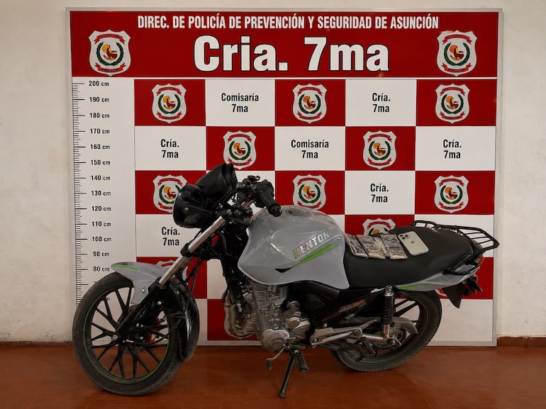 Motocicleta incautada por la Policía.