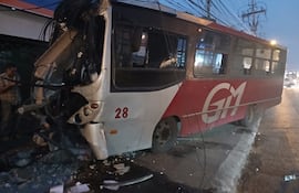 Ómnibus de la Línea 54 chocó contra columna de la ANDE y dejó tres heridos.