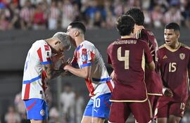 Julo Enciso (19) jugador de la selección de Paraguay, lamenta el penal errado mientras es insultado por Miguel Navarro (15), futbolista de Venezuela, en un partido por la fecha 10 de las Eliminatorias Sudamericanas 2026 en el estadio Defensores del Chaco, en Asunción.