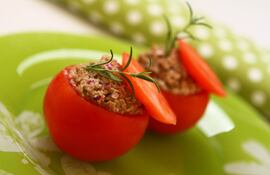 Tomate relleno con atún.