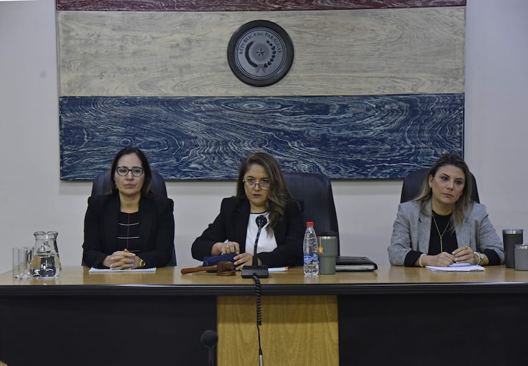 Las juezas Karina Cáceres (izq.), Yolanda Morel (presidenta) y Ana Rodríguez Brozón integran el Tribunal de Sentencia Especializado en Delitos Económicos.
