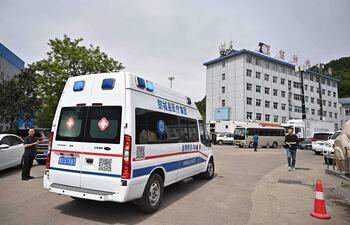 Una ambulancia llega para realizar operaciones de rescate tras una explosión de gas en la mina de carbón de Liushenyu en Changzhi, en la provincia de Shanxi, al norte de China.