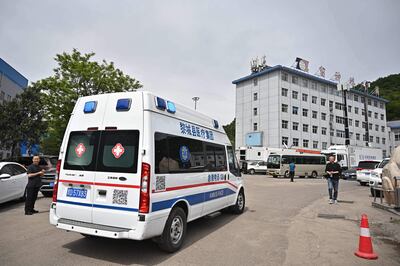 Una ambulancia llega para realizar operaciones de rescate tras una explosión de gas en la mina de carbón de Liushenyu en Changzhi, en la provincia de Shanxi, al norte de China.