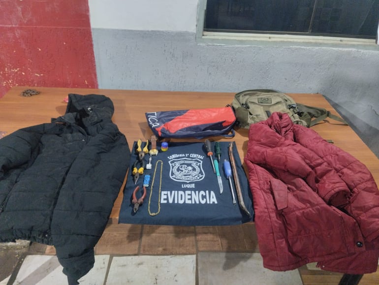 Evidencias incautadas durante el procedimiento policial.