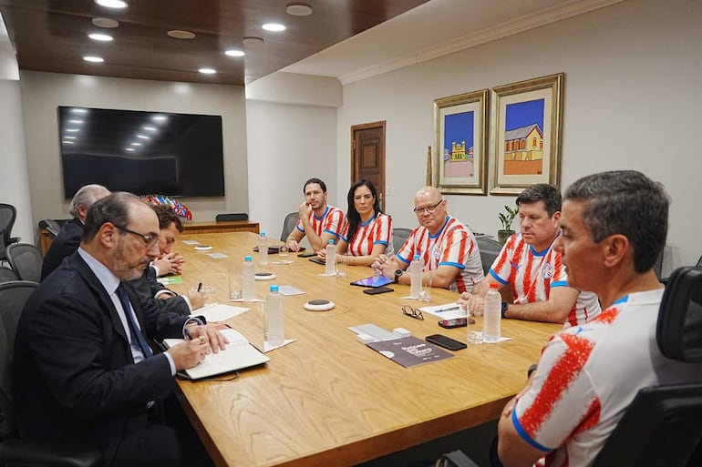 Santiago Peña y sus ministros reciben con la albirroja a Sergio Díaz-Granados, Presidente Ejecutivo del Banco de Desarrollo de América Latina y el Caribe (CAF).