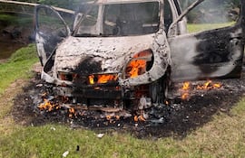 Asaltan surtidor de Petropar e incendian el vehículo de fuga.