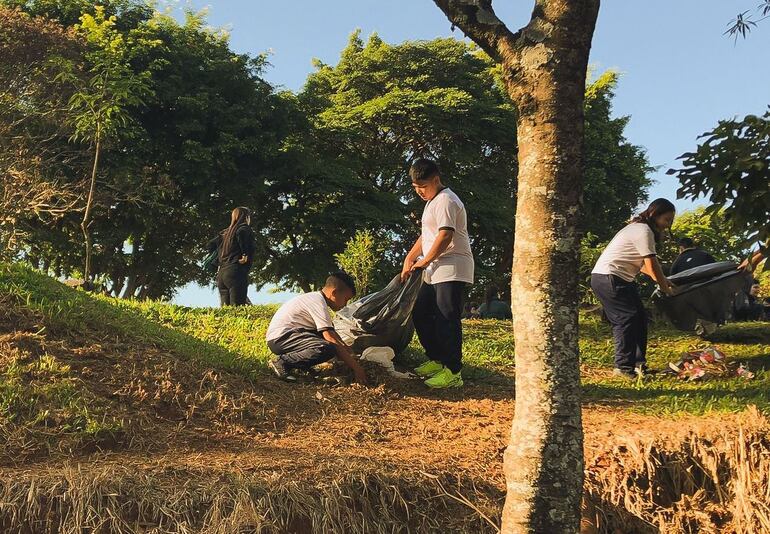 Los alumnos participaron activamente en la limpieza del entorno escolar.