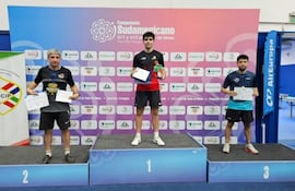 En lo alto del podio Santino Pastore (c), secundado por Óscar Gavilán (2) y Leandro Yamamoto (3), en la Copa Italia de tenis de mesa.