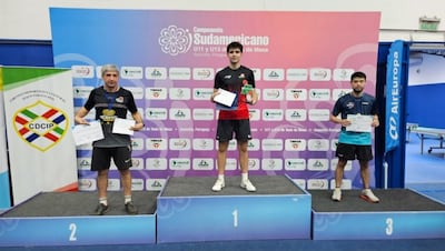 En lo alto del podio Santino Pastore (c), secundado por Óscar Gavilán (2) y Leandro Yamamoto (3), en la Copa Italia de tenis de mesa.