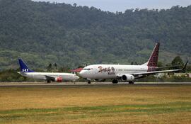 Una imagen de archivo de un avión Batik Air, frente a un avión de Scandinavian Airlines (SAS).