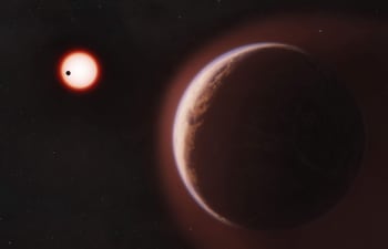 En esta representación artística, el exoplaneta LHS 1140 b aparece en primer plano, rodeado de una atmósfera rica en helio.