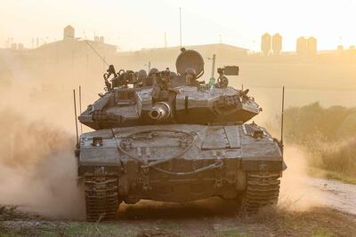 Un tanque israelí en la frontera con la Franja de Gaza, el pasado domingo.