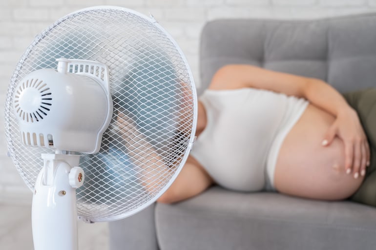 Mujer embarazada en plena ola de calor extremo.