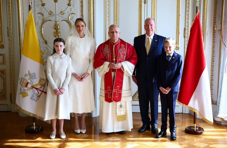 Los mellizos Jacques y Gabriella Grimaldi, la princesa Charlene de Mónaco, el papa León XIV y el príncipe Alberto II de Mónaco posan durante una audiencia privada en el Palacio del Príncipe de Mónaco en Montecarlo. (Guglielmo Mangiapane / POOL / AFP)