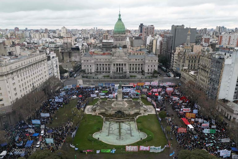 Vista aérea que muestra a manifestantes protestando frente al Congreso Nacional en Buenos Aires el 6 de agosto de 2026, mientras los senadores debaten el proyecto de ley sobre la inviolabilidad de la propiedad privada