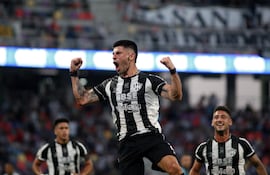El paraguayo José Florentín, jugador de Central Córdoba, festeja un gol en el partido frente Independiente Rivadavia por la fecha 18 de la Liga Profesional en el estadio Madre de Ciudades, en Santiago del Estero, Argentina.