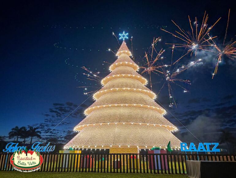 Encienden árbol navideño gigante en Bella Vista, Itapúa