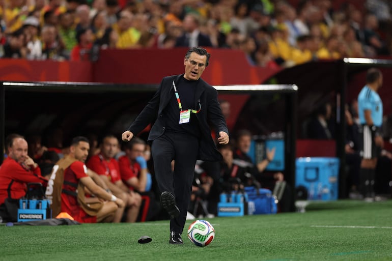 Vincenzo Montella, director técnico de Turquía, patea el balón durante el partido del Grupo D de la Copa Mundial de la FIFA 2026 entre Australia y Turquía en el BC Place de Vancouver.