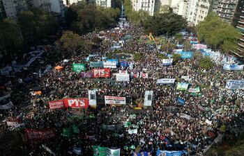 Vista aérea de personas participando en una manifestación frente al Congreso Nacional contra los vetos del presidente argentino Javier Milei, en Buenos Aires, el 17 de septiembre de 2025.