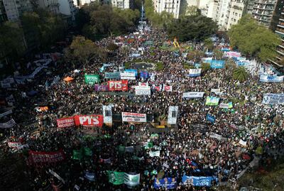 Vista aérea de personas participando en una manifestación frente al Congreso Nacional contra los vetos del presidente argentino Javier Milei, en Buenos Aires, el 17 de septiembre de 2025.