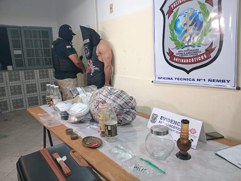 Video: Policía detiene a presunto microtraficante tras allanamiento en Asunción