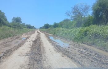 Camino que parte desde la bioceánica hacia poblaciones de Fuerte Olimpo y Bahía Negra, las aguas de lluvias comienzan de nuevo a inundar los tramos.