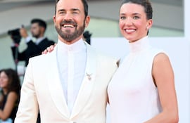 El actor Justin Theroux y la actriz Nicole Brydon Bloom ya tienen a su esperado hijo en brazos. (EFE/EPA/ETTORE FERRARI)