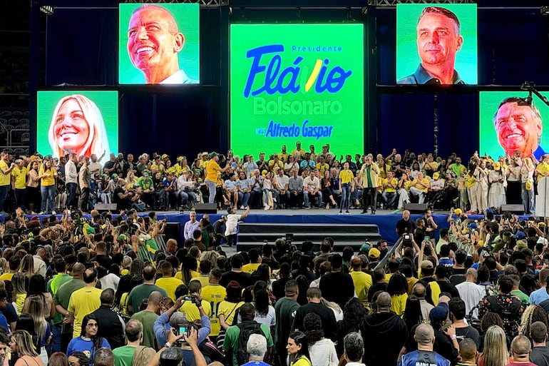 Personas asisten a un acto de campaña del candidato a la presidencia de Brasil por el partido Liberal (PL), Flávio Bolsonaro, y del congresista y candidato a gobernador Douglas Ruas este sábado, en el estadio Maracanãzinho en Río de Janeiro (Brasil). EFE/ Antonio Lacerda