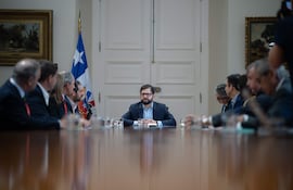 El mandatario chileno, Gabriel Boric (c), durante una reunión reciente reunión con la Confederación de la Producción y el Comercio (CPC), el principal gremio de empresarios del país.